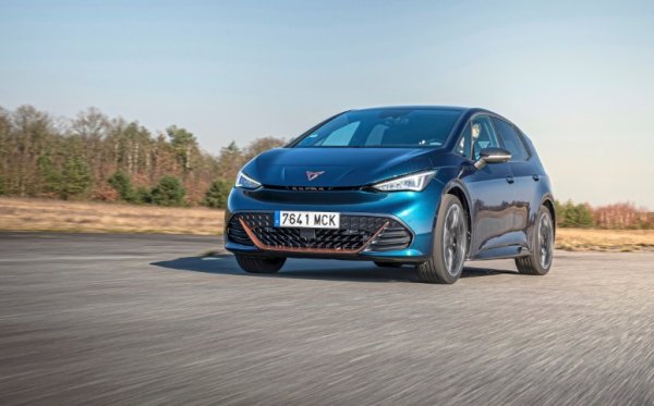 Най-добър вносен малък SUV

Cupra означава спортен дух от Volkswagen Group. И първият изцяло електрически модел на испанците не прави изключение. От добрите гени на неговия брат, VW ID.3, е създаден як хотхеч. Но не пиковата мощност от 231 коня оформят неговия характер. По-скоро неговата странична динамика го вкарва в топа. Що се отнася до линиите, Born, който е достъпен за поръчка от 2021 година, все още кара много от по-младите му конкуренти да изглеждат зле.

В сегмента на малките автомобили Cupra Born впечатлява със своята динамика на шофиране. Пет години или 150 000 км гаранция е нещо привлекателно за немския купувач. Благодарение на адаптивното си шаси, малкият автомобил със задно предаване изглежда пъргав. С разпределението на теглото  50:50 - той се управлява лесно и рязко. Въпреки 20-инчовите джанти, амортисьорите успяват да изгладят дори по-малките неравности. 

Максималната скорост, ограничена до 160 км/ч, е една от малкото слаби места. С обем на багажника от 385 до 1267 литра той е не само спортен, но и доста практичен. И да, въпреки че Born се произвежда в Цвикау, марката Cupra е посочена като  внос.
